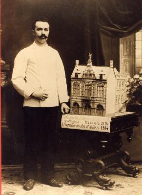 Valeer De Man, "L’Arsenal des Pompiers de Roulers en Marsepain", ca. 1904