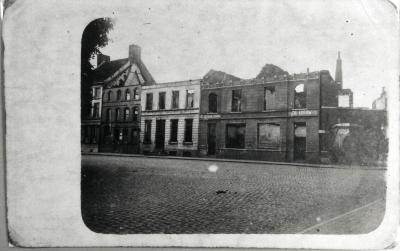 Huizen op Kerkplein Rumbeke in puin, 1918