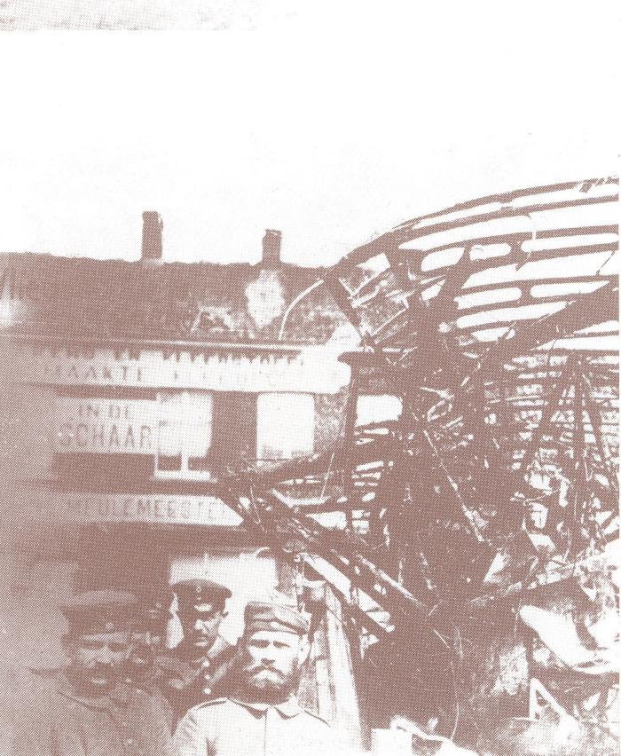 Uitgebrand vliegtuig van Roland Garros op de markt van Izegem, 1916