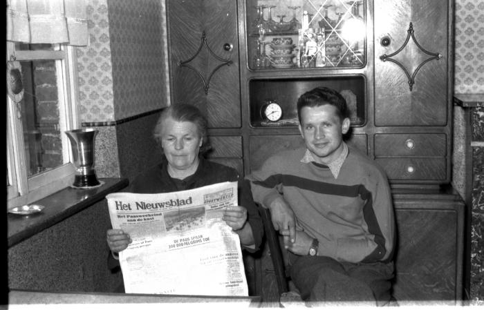 Wielrenner Pol Rosseel met moeder in een kamer, Izegem 1957