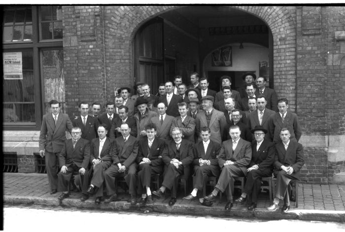 Groepsfoto voor Café De Gilde, Izegem 1957