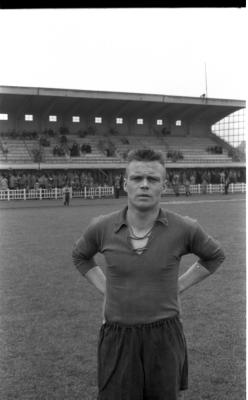 Voetballer Maurice Ghesquière poseert op het veld, Izegem 1957