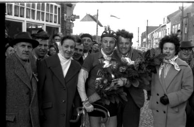 Wielerwedstrijd: Gerard Malfait krijgt bloemen, Ieper 1957