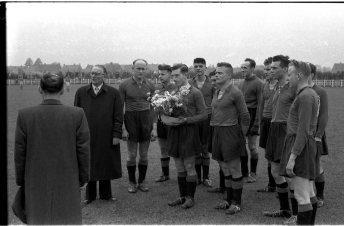 Voetbalspelers van FC Izegem tijdens spelen van Belgisch volkslied, Izegem 1957