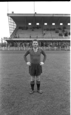 Voetballer Guillemijn poseert voor de tribune, Izegem 1957