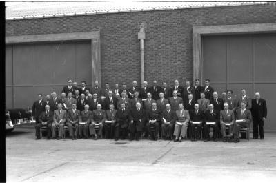 Fotoreportage 'Huldiging van gedecoreerden door firma Vandemoortele': groep gedecoreerden met baas en gouverneur, Izegem 1957