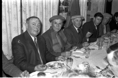 Kampioenenviering Café 'Sport': feesttafel, Izegem 1957