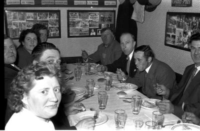 Kampioenenviering Café 'Sport': feesttafel met Zwarten in hoek, Izegem 1957