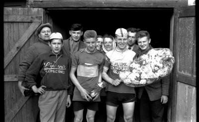 Wielerwedstrijd: Raymond Schore poseert met Mispelaere na gewonnen wedstrijd, Roeselare 1957