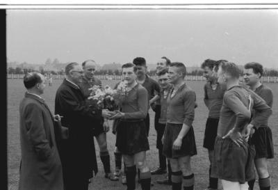 Voetballer A. Deprez krijgt bloemen, Izegem 1957