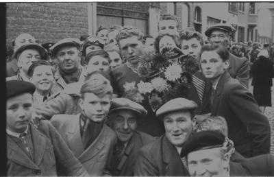 Wielerwedstrijd: Firmin Cocquyt krijgt bloemen, Ardooie 1957