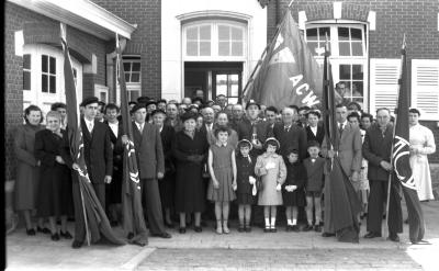 Herdenkingsviering van ACV-ACW: groep aan het stadhuis, Kachtem 1957