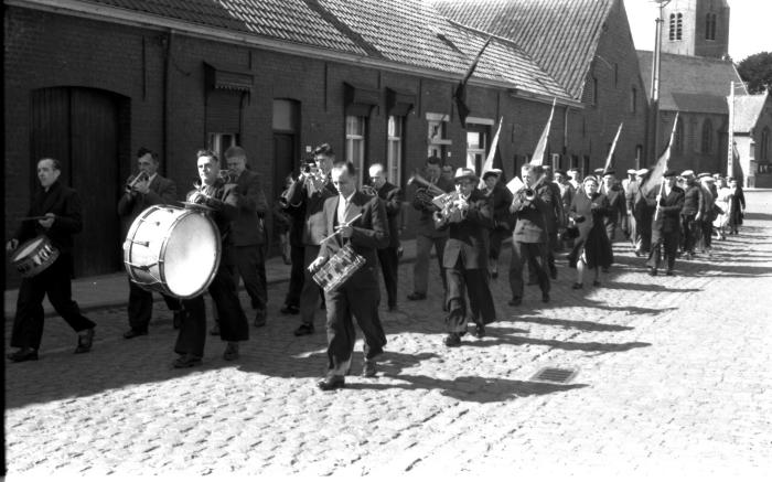 Optocht van muziek Kachtem, 1957