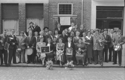Kampioenviering vrouwelijk manillers: groepsfoto met muzikanten, Izegem 1957