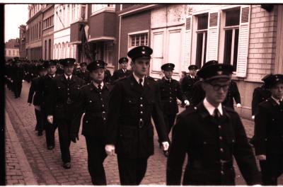 Optocht politie in Nieuwstraat, Izegem, 1957