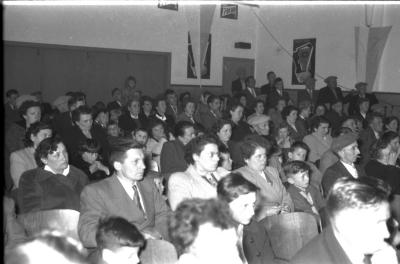Herdenkingsviering van ACV-ACW: publiek in zaal; Kachtem 1957