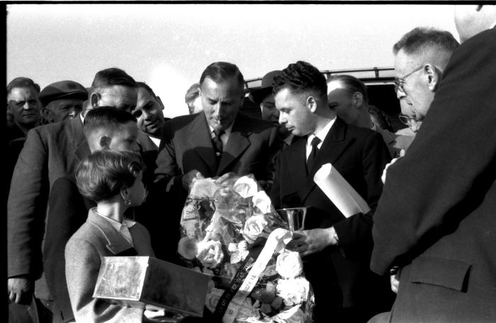 Kampioenschap vinkenzetting van beide Vlaanderen: Luitenant Verstraete met kampioen (Geldhof ?) van Izegem; Izegem 1957