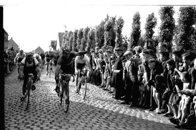 Wielerwedstrijd: J. Seynaeve wint spurt op Winkelhoek, Izegem 1957