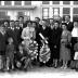 Kampioenschap vinkenzetting van beide Vlaanderen: kampioen van Izegem met supporters, Izegem 1957