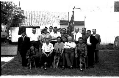 Groepsfoto: leden van de hondenclub, Izegem 1957