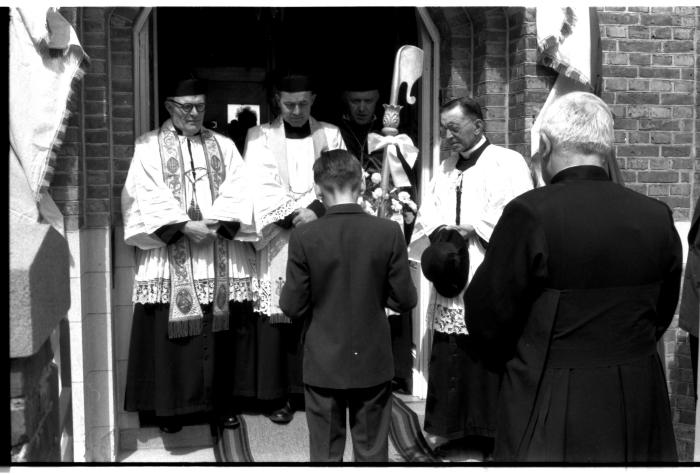 Inhuldiging van E.H. Van Caeysele, pastoor, Izegem 1957