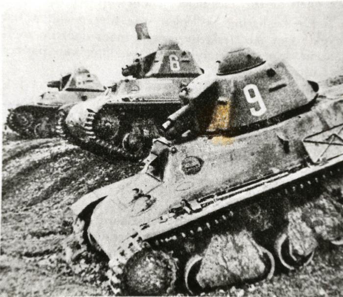3 Franse tanks Hotschkiss in de strijd
