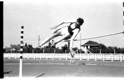 Atletiekwedstrijd: Huyghe tijdens het hoogspringen, Izegem 1957