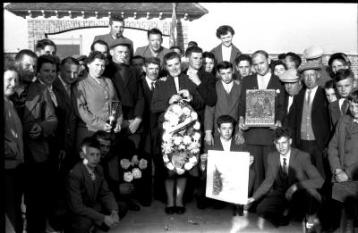 Kampioenschap vinkenzetting van beide Vlaanderen: Lowie Adiel in de bloemen, Izegem 1957