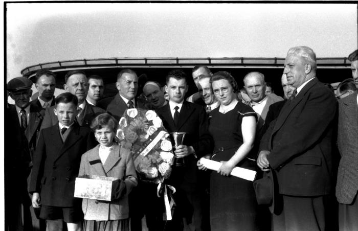 Kampioenschap vinkenzetting van beide Vlaanderen: Geldhof (?) kampioen van Izegem,  Izegem 1957