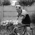 Wielrenner Carlos Vandecappele poseert met fiets en bloemen, Izegem 1957