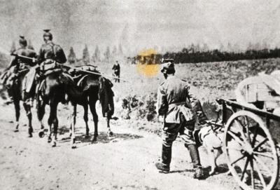 Duitse soldaten op stap langs landelijke wegen