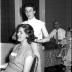 Jacqueline, poseert als kapster, Camiel kijkt toe, Izegem 1957