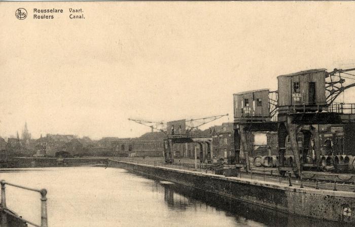 Laad- en loskranen op rails aan de kop van de vaart