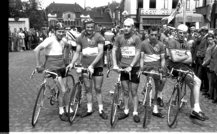 Groepsfoto van wielerploeg Kortrijkse liefhebbers, Izegem 1957