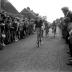 Wielerwedstrijd: Demeester wint de spurt op de Winkelhoek, Izegem 1957