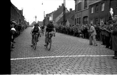 Wielerwedstrijd: Deboodt wint spurt, Emelgem 1957