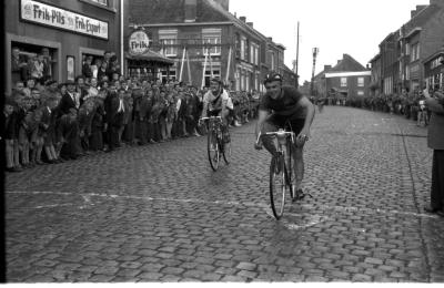 Wielerwedstrijd: J. Synaeve wint, Sint-Eloois-Winkel 1957
