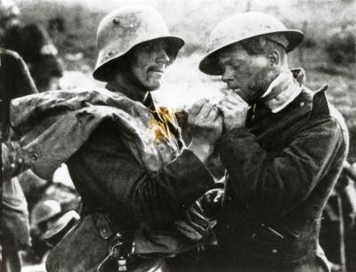 Duitse soldaat geeft Britse krijgsgevangene een vuurtje