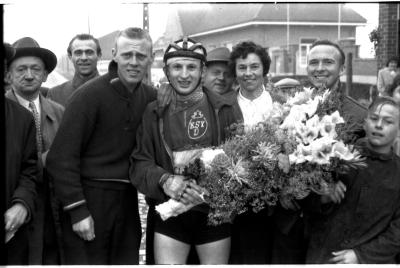 Wielrenner Declercq krijgt bloemen, Izegem 1957