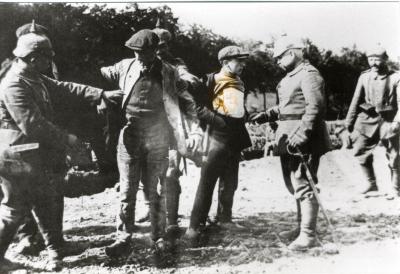 Duitse infanteriesoldaten fouilleren burgers