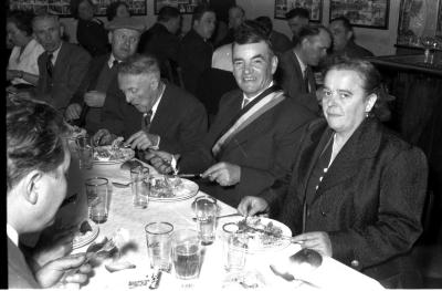 Kampioenenviering Café Sport: feesttafel met kampioen, Izegem 1957