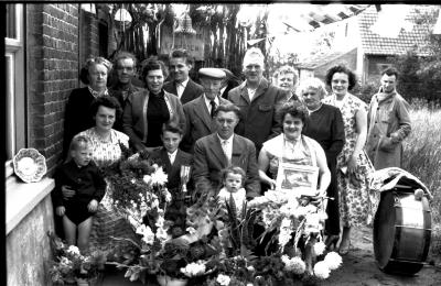 Kampioenviering: Marcel Declercq met ouders en familie, Izegem 1957