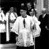 Inhuldiging van pastoor: overhandigen herderlijke staf, Izegem