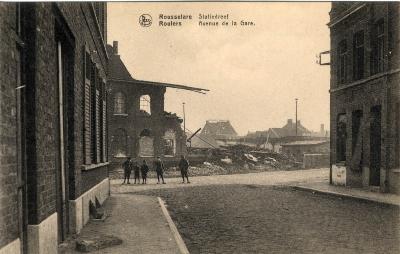 Kinderen op straat op de hoek van de Sint-Amandsstraat en het Stationsplein