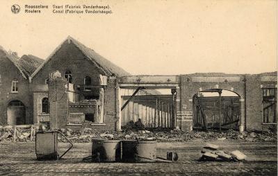 Fabriek Vanderhaege in puin langs het kanaal Roeselare-Leie