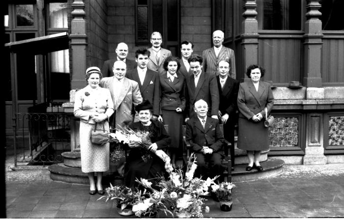 Groepsfoto ter gelegenheid van jubileum familie Van Steenkiste-Carlier, Izegem 1957