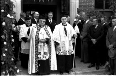 Inhuldiging Pastoor met mijnheer Sobry, Izegem 1957