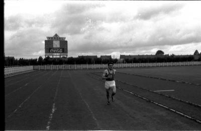 Atleet Allewaert loopt op piste, Izegem 1957