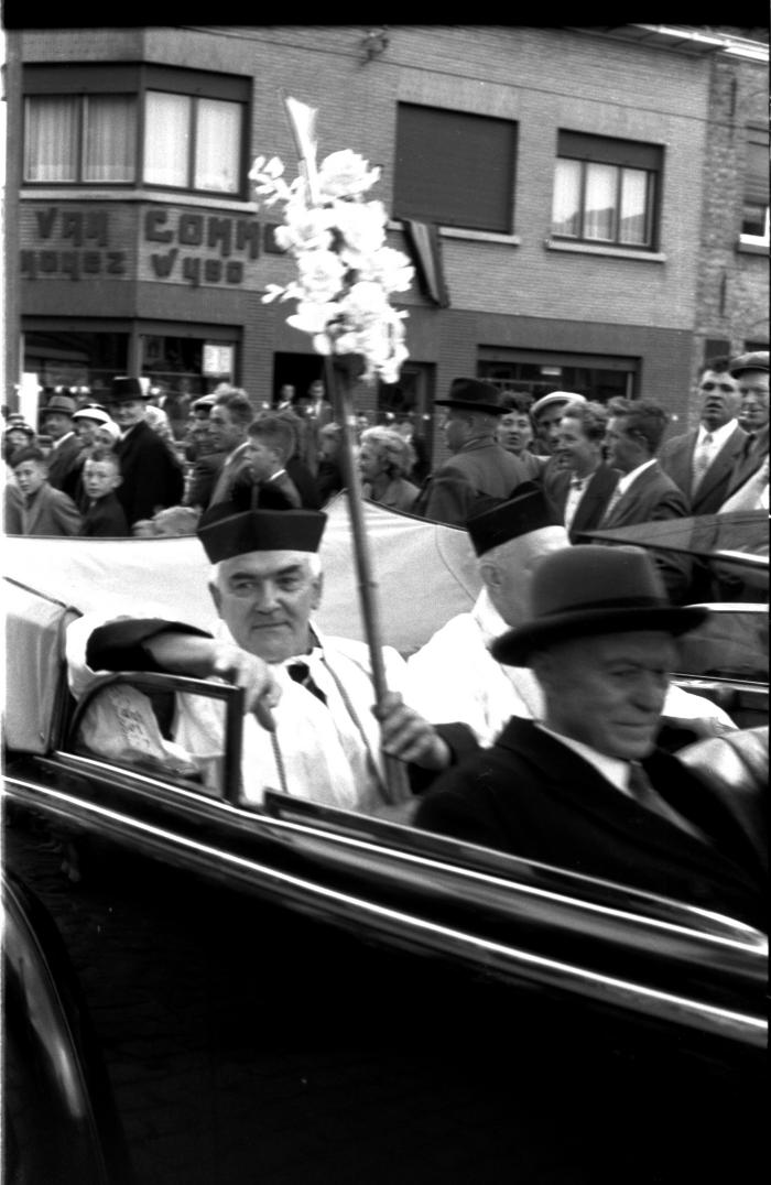 Inhuldiging pastoor: de pastoor in open wagen, Izegem 1957