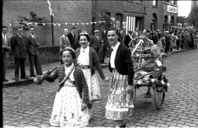 Inhuldiging pastoor: de 3 zussen Brouckaert met een karretje, Izegem 1957